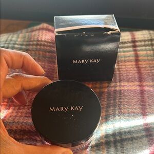 Mary Kay Silky Setting Powder
